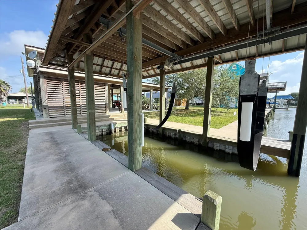 1120 Prides Lane Crystal Beach, TX 77650