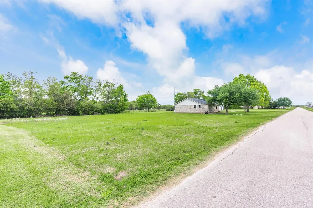 19 Hal Mclain Road Manvel, TX 77578