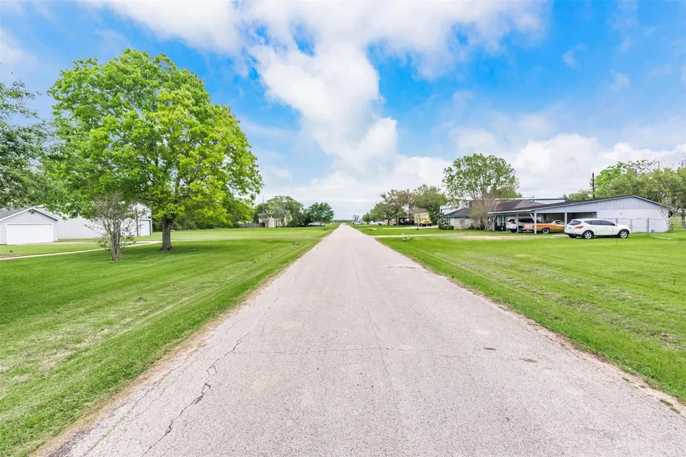19 Hal Mclain Road Manvel, TX 77578