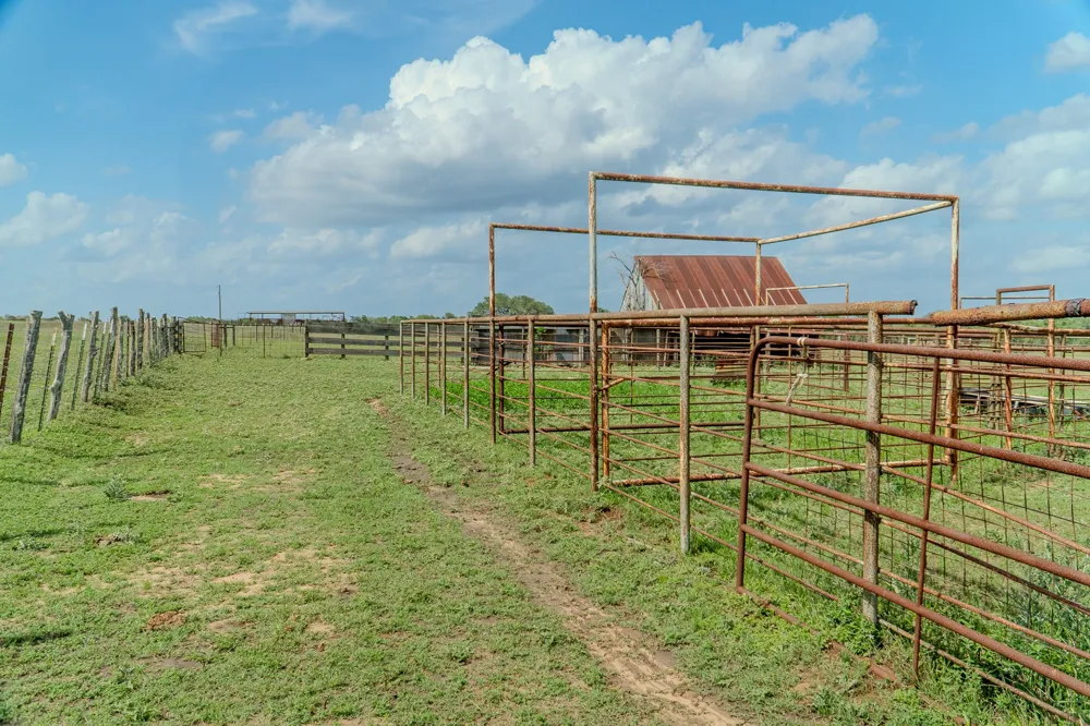 2745 Holub Road Schulenburg, TX 78956