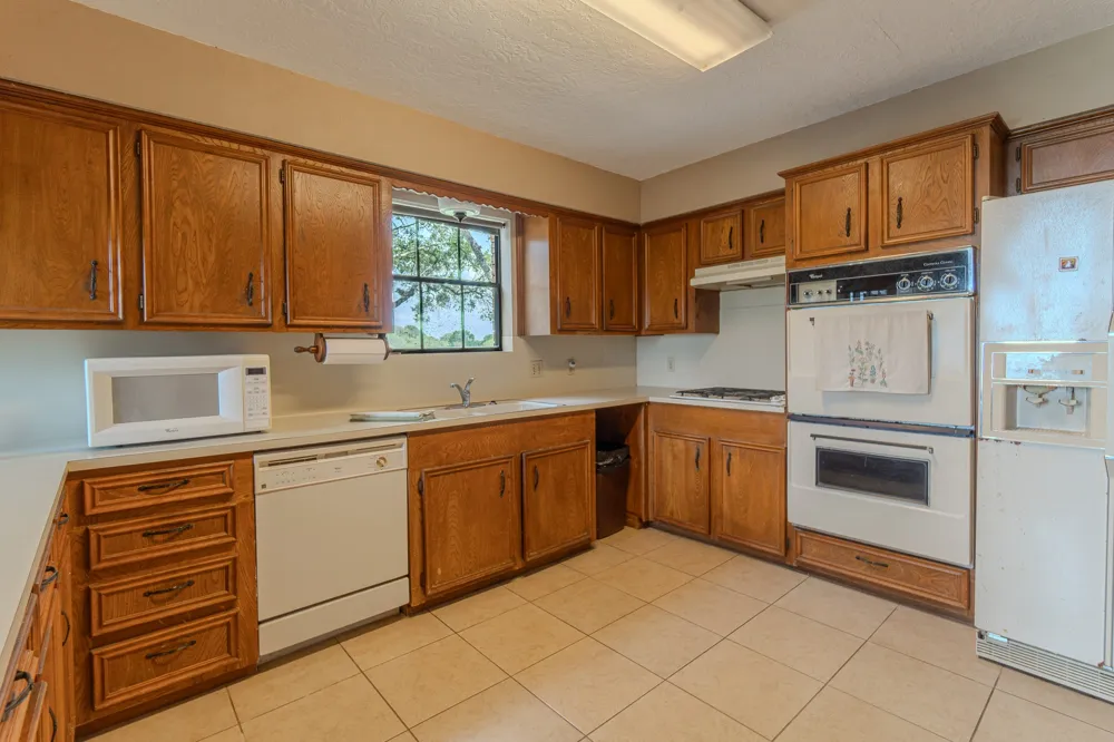 2745 Holub Road Schulenburg, TX 78956