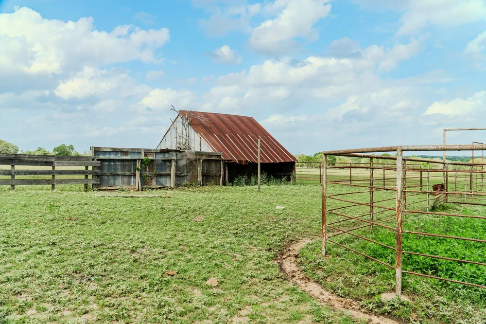 2745 Holub Road Schulenburg, TX 78956