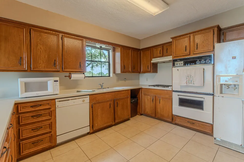 2745 Holub Road Schulenburg, TX 78956