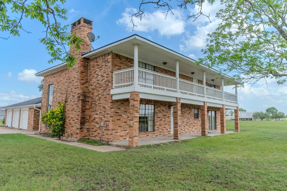 2745 Holub Road Schulenburg, TX 78956