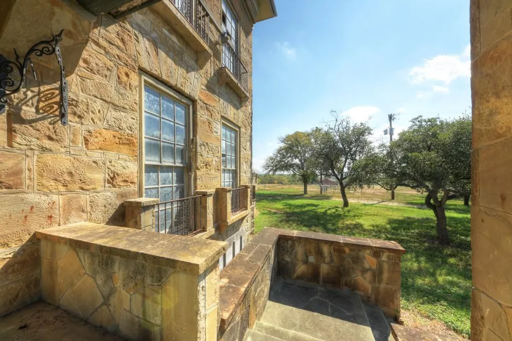 6887 Von Ormy Road Von Ormy, TX 78073