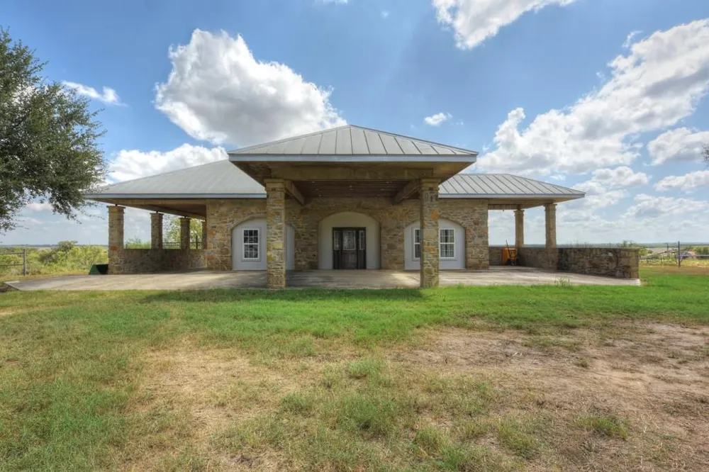6887 Von Ormy Road Von Ormy, TX 78073
