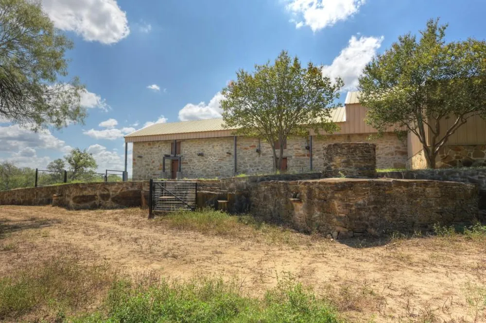 6887 Von Ormy Road Von Ormy, TX 78073