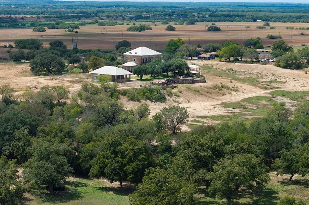 6887 Von Ormy Road Von Ormy, TX 78073
