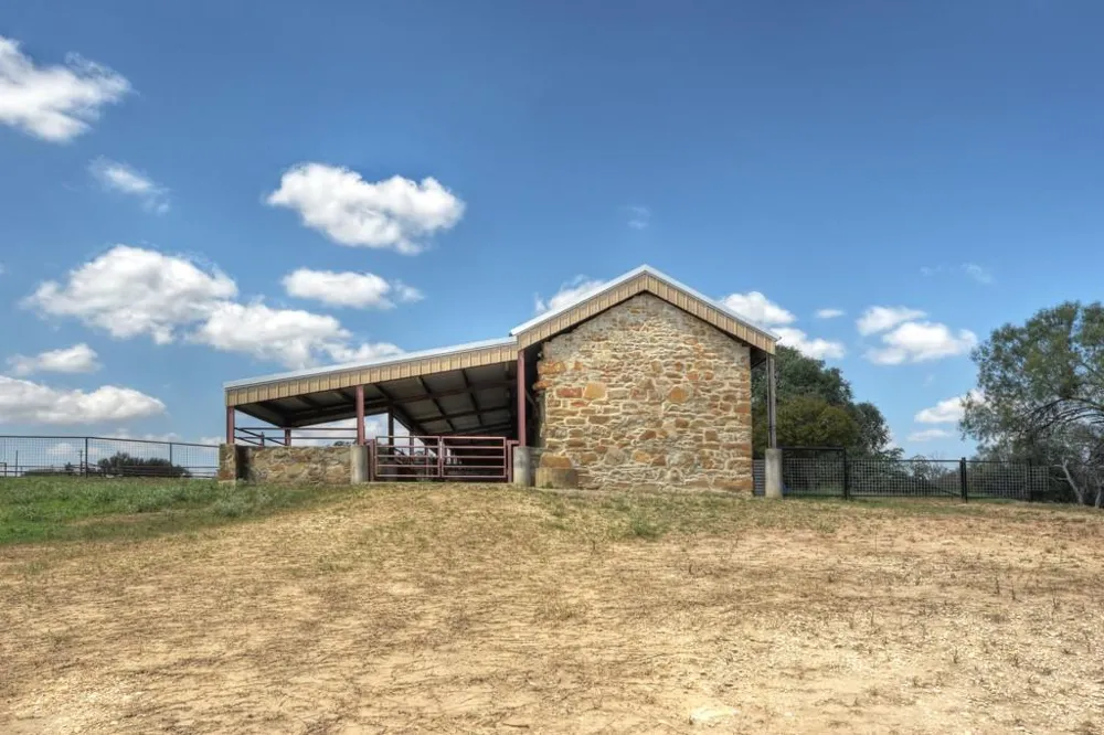 6887 Von Ormy Road Von Ormy, TX 78073