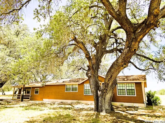 799 County Road 6612 Devine, TX 78016