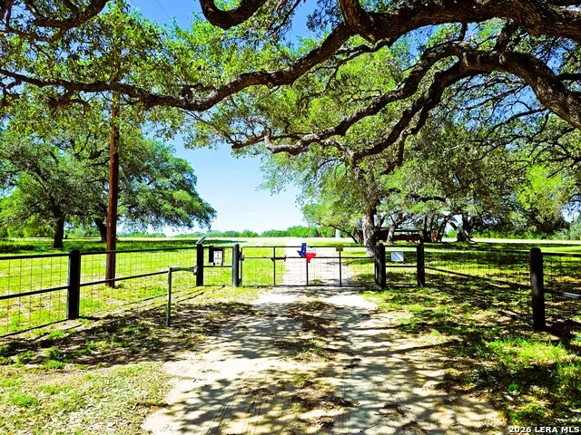 799 County Road 6612 Devine, TX 78016