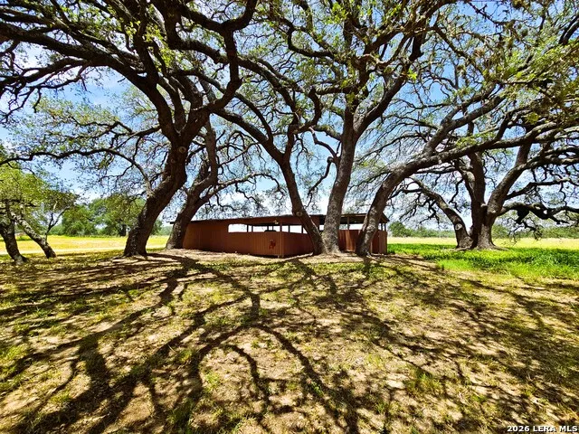 799 County Road 6612 Devine, TX 78016