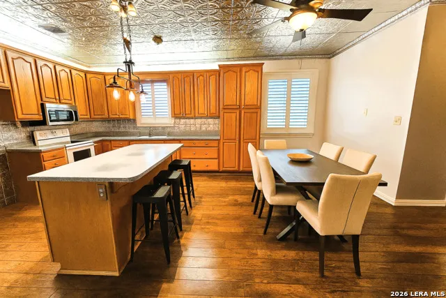 799 County Road 6612 Devine, TX 78016