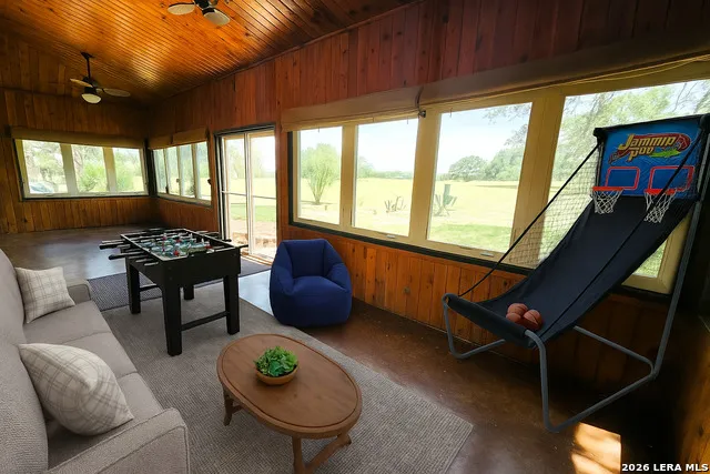 799 County Road 6612 Devine, TX 78016