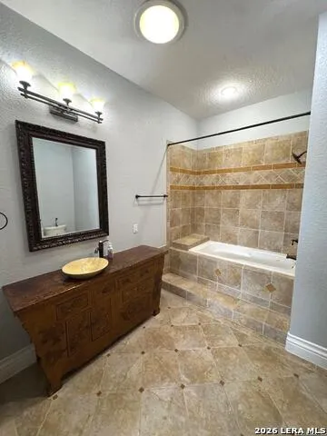 443 BRIDLEGATE BLVD Bandera, TX 78003