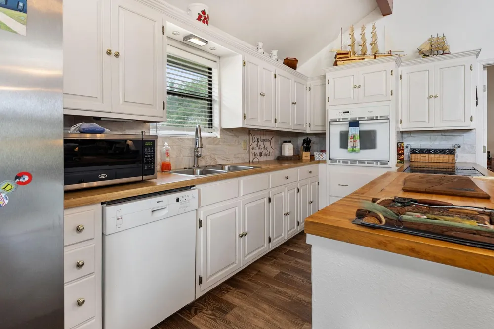 628 County Road 452 Bronson, TX 75930