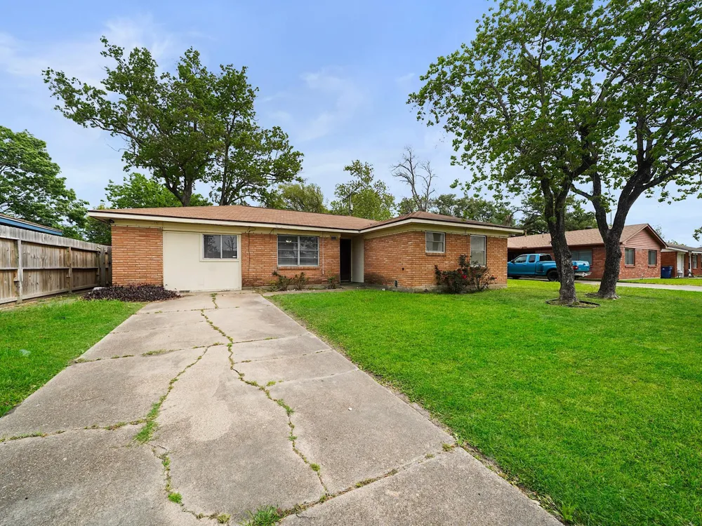 3006 14th Avenue Texas City, TX 77590