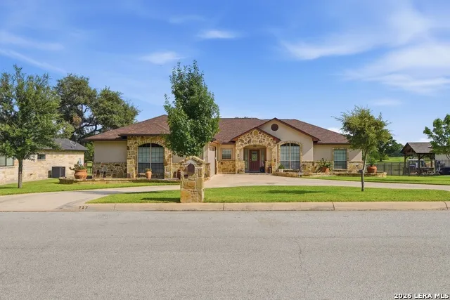717 Jack Nicklaus Devine, TX 78016