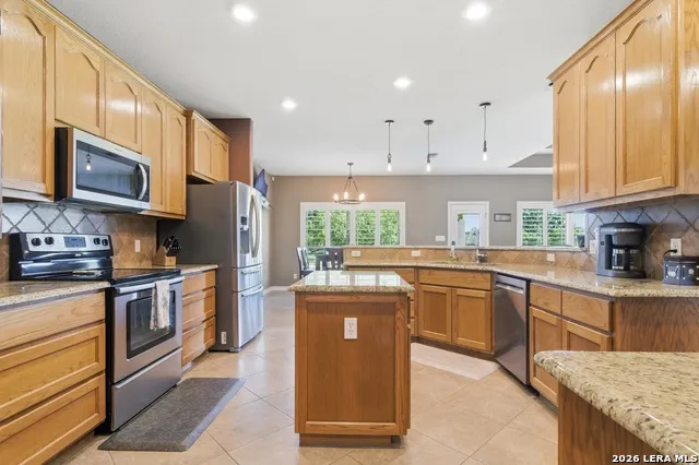 717 Jack Nicklaus Devine, TX 78016