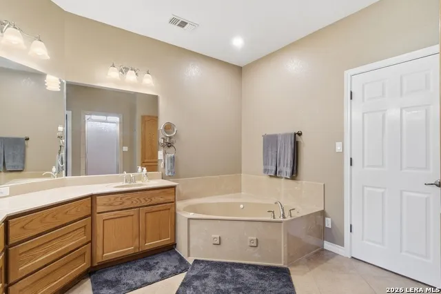 717 Jack Nicklaus Devine, TX 78016
