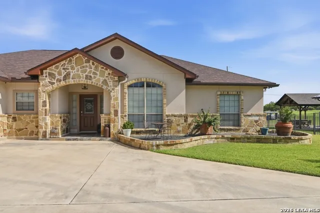 717 Jack Nicklaus Devine, TX 78016