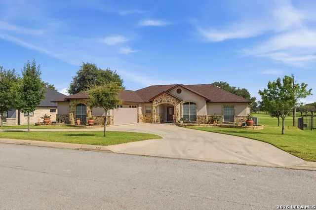 717 Jack Nicklaus Devine, TX 78016