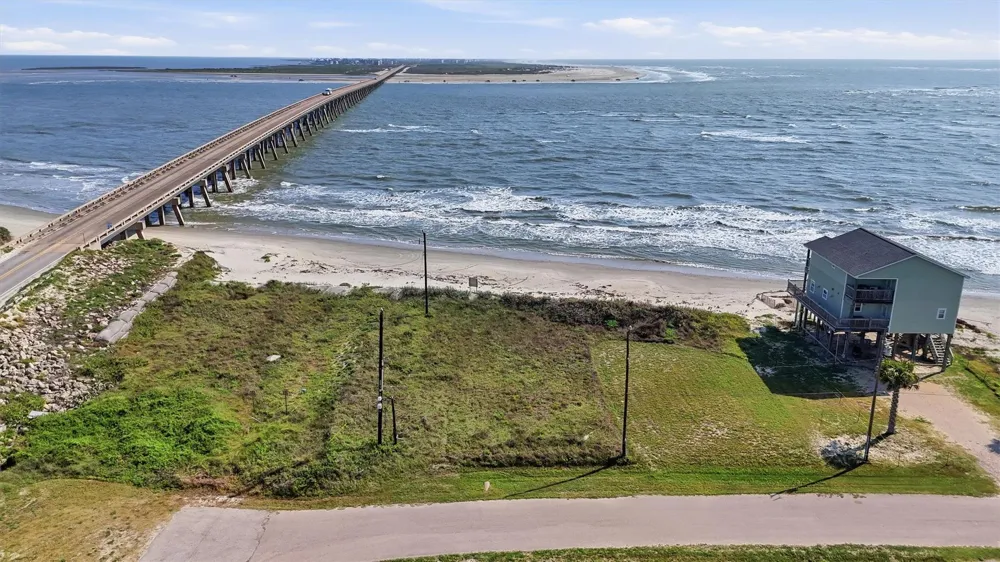 13238 Gulf Beach Dr Freeport, TX 77541