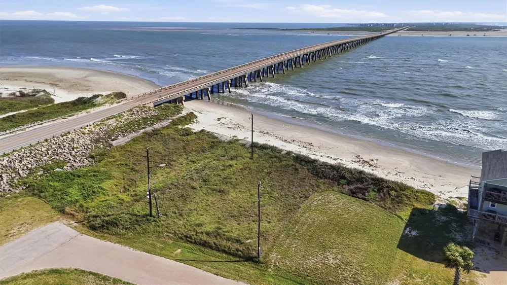 13238 Gulf Beach Dr Freeport, TX 77541