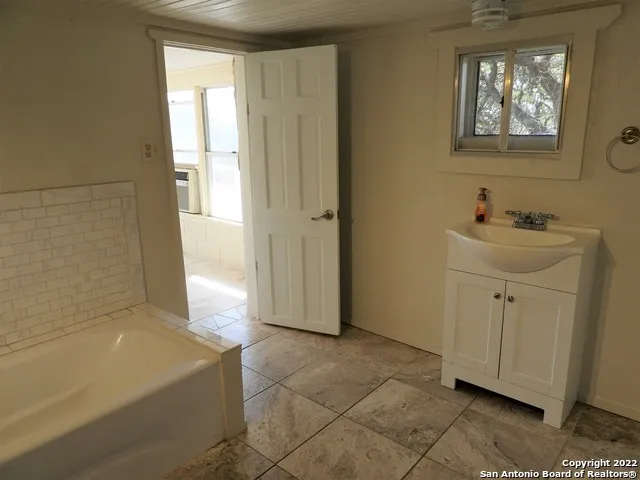 806 BLUE BILL COVE DR Lakehills, TX 78063