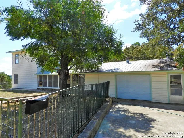 806 Blue Bill Cove Dr Lakehills, TX 78063