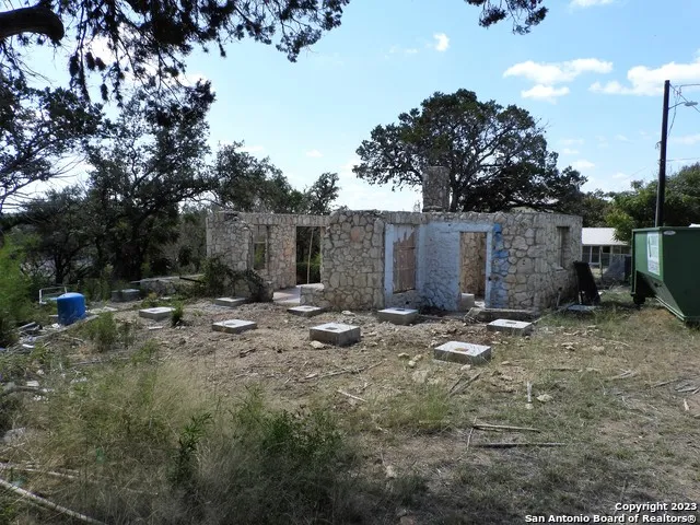 806 Blue Bill Cove Dr Lakehills, TX 78063