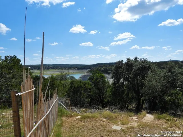 806 Blue Bill Cove Dr Lakehills, TX 78063