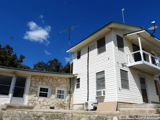 806 Blue Bill Cove Dr Lakehills, TX 78063