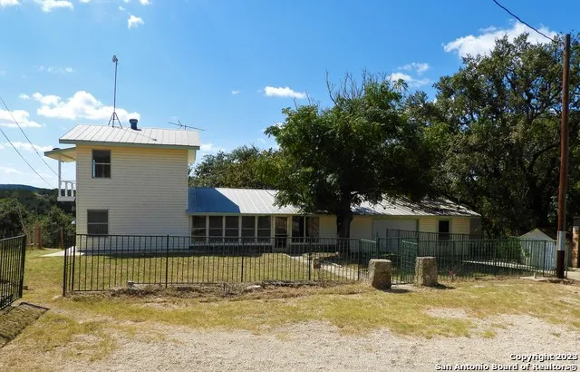 806 Blue Bill Cove Dr Lakehills, TX 78063