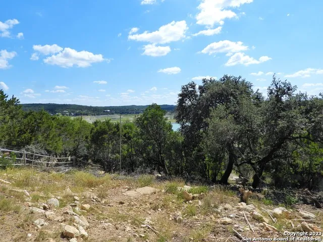 806 Blue Bill Cove Dr Lakehills, TX 78063