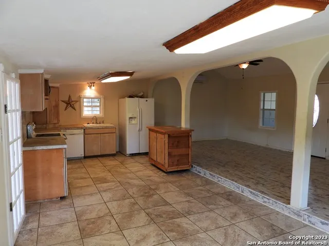 806 Blue Bill Cove Dr Lakehills, TX 78063