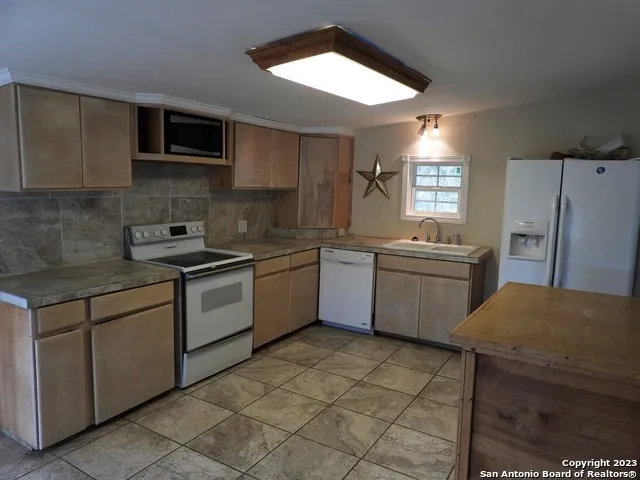 806 Blue Bill Cove Dr Lakehills, TX 78063
