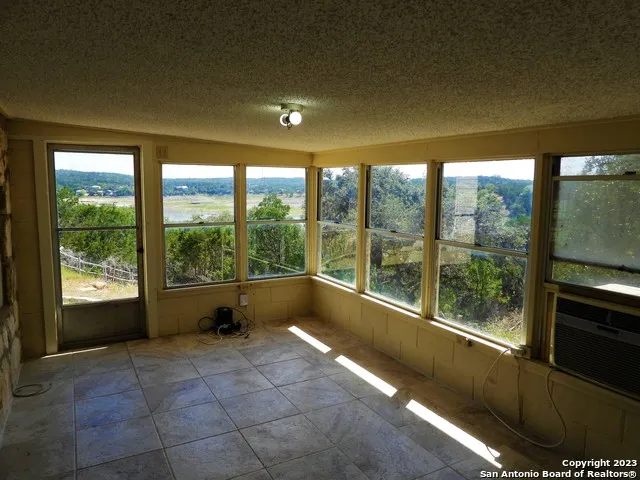 806 Blue Bill Cove Dr Lakehills, TX 78063