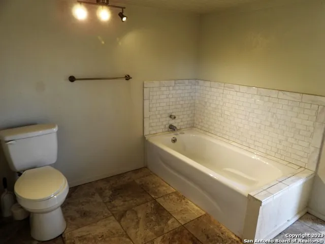 806 Blue Bill Cove Dr Lakehills, TX 78063