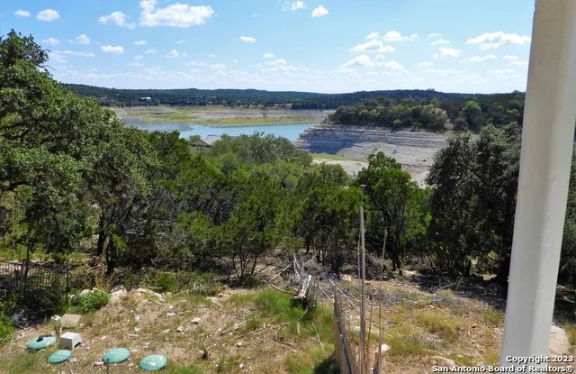 806 Blue Bill Cove Dr Lakehills, TX 78063
