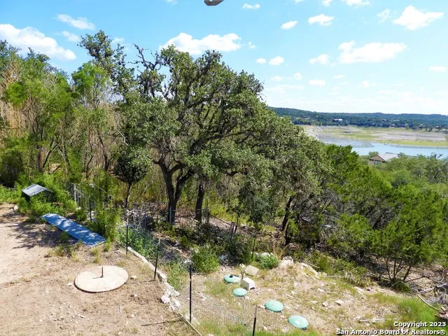 806 Blue Bill Cove Dr Lakehills, TX 78063