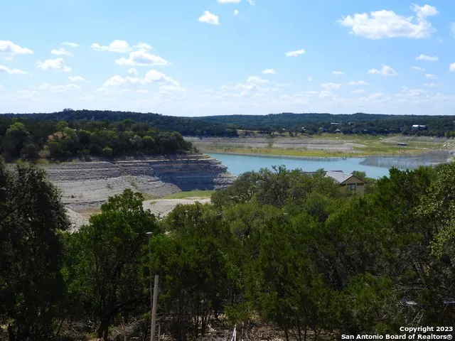 806 Blue Bill Cove Dr Lakehills, TX 78063