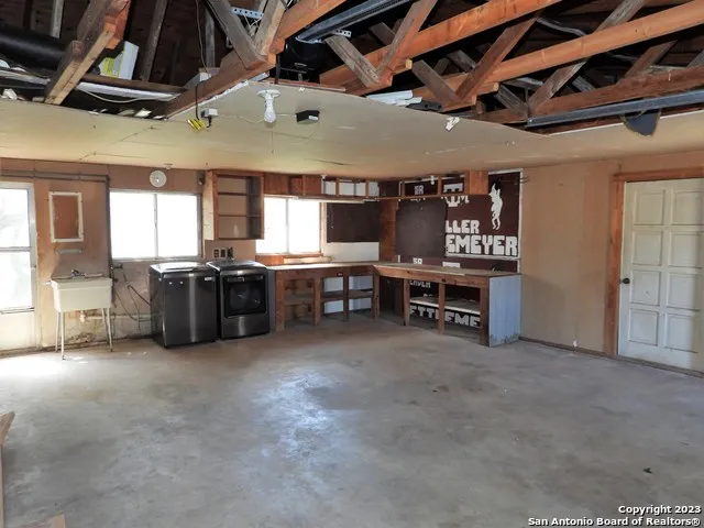 806 Blue Bill Cove Dr Lakehills, TX 78063