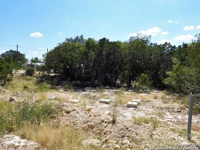 806 Blue Bill Cove Dr Lakehills, TX 78063