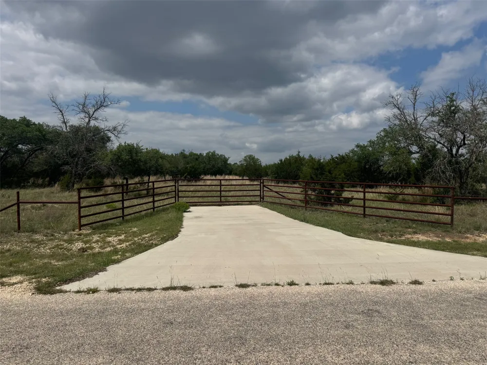 40 Maverick Way Briggs, TX 78608