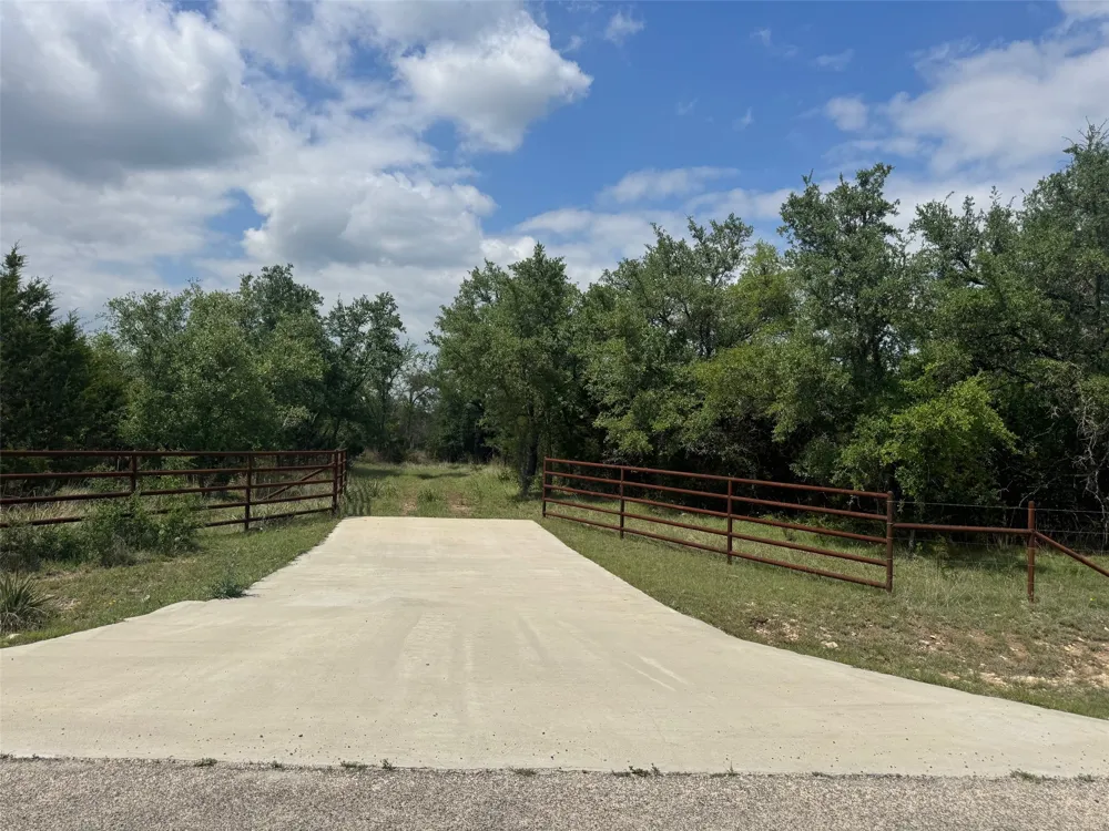 41 Maverick Way Briggs, TX 78608