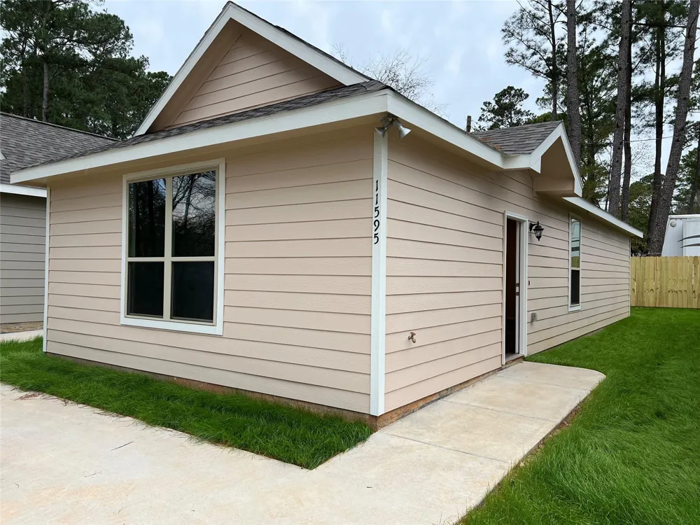 11595 Persimmon Street Willis, TX 77318