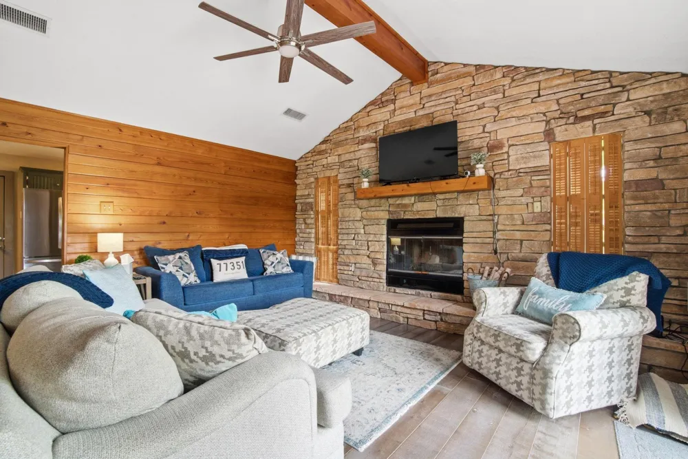 213 Lakefront Drive Onalaska, TX 77360