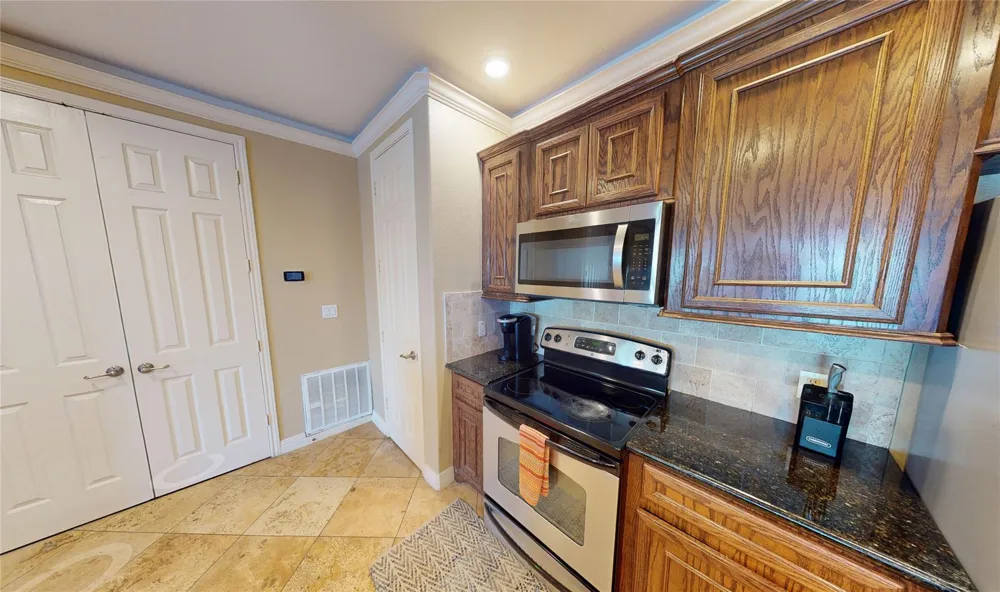 7039 Kingston Cove #307 Willis, TX 77318