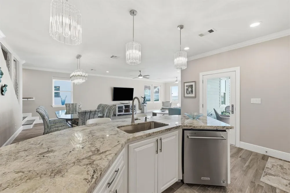 438 Amanda Circle Tiki Island, TX 77554
